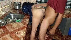 Sirvienta de culo grande follar duro en cocina lavando utensilios en full hd con audio claro