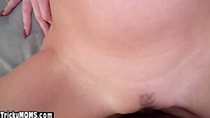 Milf madrastra elegante manda nudes para tentar al hijastro 😈