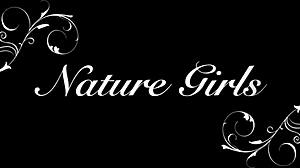 Винтажный табу пизда трахается на улице! Кто устоит перед этой волосатой ретро догги в природе?