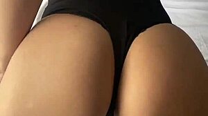 Jeg er så overveldet av å se denne blondinen knulle med så rå lyst!