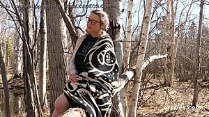 Hanna macht sich sexy nass in der Badewanne.