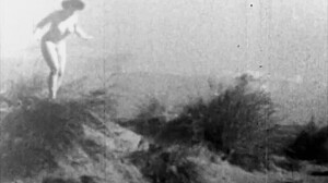 Retro meid en vrouw naakt in slow motion actie 1943