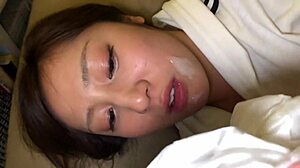 मैं क्यूट एमेच्योर को हैंडजॉब देना पसंद करती हूं