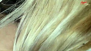 Stedmor har booket et hotelværelse med kun én seng, hva'?