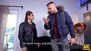 Эй, хочешь знать, как эта девчонка подцепила отчима своего парня?