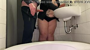 La suegra curvy hace paja al pene del yerno en baño de centro comercial