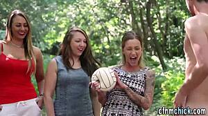 CFNM девчонки 18+ дрочат нудистский член на публике на улице