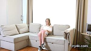 Drăguța dulce ia pulă în pov, suge tare înainte să-i fie futută pizda suculentă.