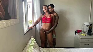 Έι, ούρλιαξε πιο δυνατά για τους γείτονες στο παράθυρο!