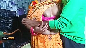 Indický pár vroucí sex v kuchyni s intenzivním kouřením