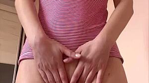 टिनी 18+ टीन 18+ मैस्की डिल्डो को जोर से फक करती है, वाह!