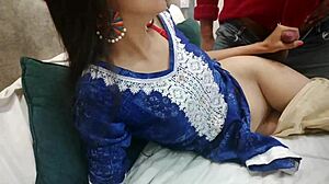 स्टेपमदर देसिसारा भाभी बेड एनकाउंटर में स्टेपसन को टेम्प्ट करती है