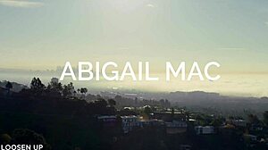 شقراء محددة في جوارب منحنية لزب أسود كبير في تجميع تدليك ساخن