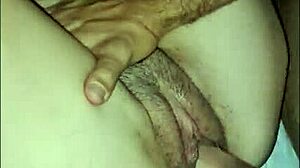 hej, vill du se hur denna petit 18+ tonåring 18+ blir knullad hårt med djuphalssugning?