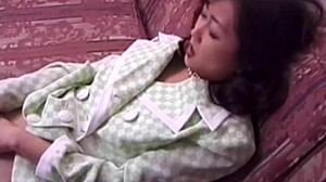 Japansk jente fingrer hårete fitte for å nå orgasme-toppen! 🔥