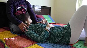 अरे, यह देखो! इंडियन जीएफ प्रिया को सेड्यूस और किस किया गया फिर बीएफ के साथ एपिक डॉगीस्टाइल बैंगिंग