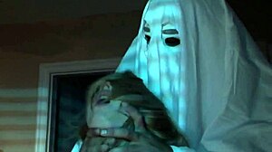 Halloween sexy blond naken i seng