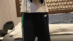 wow, tjek denne akrobatiske tyske gymnast i stramme tøj! elsker de atletiske vibes, ikke? 😍