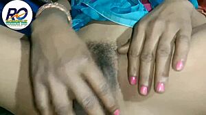 मैं भाभी की रसीली होंठ चूसना बंद नहीं कर सकता जबकि उसकी गीली भारतीय चूत उँगली कर रहा हूँ। यह शुद्ध हॉर्नी पागलपन है!