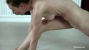 苗条的Anna Mostik展示火辣的体操动作！