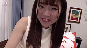 Hymyilevä aasialainen tyttö kiduttaa nännejä BDSM-leikissä