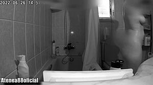 Üvey kız kardeşimi duşta tıraş olurken yakaladım, vay be, mastürbasyon da yapıyordu, bakamadım!