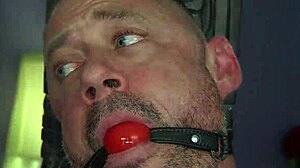 Mučím ho straponem a obříma kozama