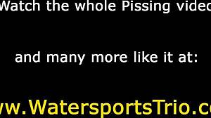 Hej, podívej na ty lesbické kurvy, jak se divoce baví se zlatými sprchami venku! 😜