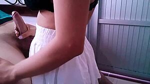 Kuuma huoneystävä imee kyrpää kovaa kunnes sperma räjähtää suuhun tunnin jälkeen