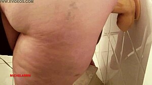 Hän piiloutui kylpyhuoneeseen intensiiviseen masturbaatioon isolla dildolla. Hänen kurvit täyttivät pienen 18+ tilan.