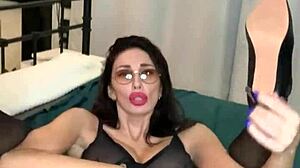 Horká sekretářka si prstí v brýlích, punčochách a podpatcích v kanceláři