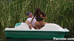 Nádherná Dru Berrymore touží po divokém venkovním sexu s horny vibracemi