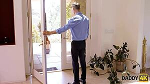 Privlačna rdečelaska vara s fantovim starejšim prijateljem.