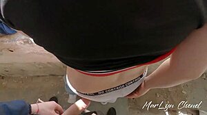 Busty babe Marlyn Chenel giver blowjob og doggy fuck udendørs