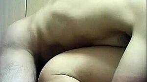 ik kan niet geloven dat deze dikke man bareback geneukt wordt door die harige Aziatische gay gast, het is zo intens en wild