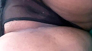 Ζεσταίνομαι αγγίζοντας την παχιά μου πούτσα περιμένοντας τον εγγονοπαίδι