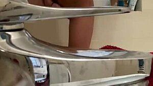 Espía a una chica fit teniendo un orgasmo salvaje en la ducha