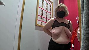 Câmera escondida pega milf gordinha trocando sutiãs em público