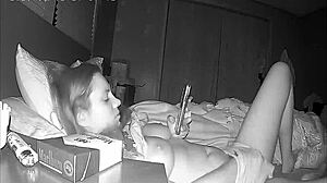 Szégyenlős ribanc titokban ujjalja magát ágy előtt rejtett kamerán