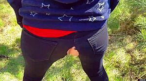 Нимфоманка чукана жестоко в скъсани дънки с еякулация