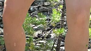 Нудистка MILF смело мие косматата путка в обществен парк