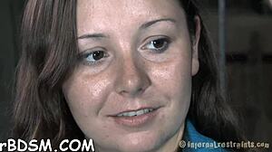 Brunetta troia stuzzica strofinando fessura liscia depilata