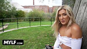 Milf britanică Rhiannon Ryder se cuplează cu un străin pentru o ejaculare rapidă