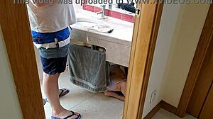 Adik Tiri Terkejut, Dapat Facial Cumshot Melalui Lubang Bawah Sinki