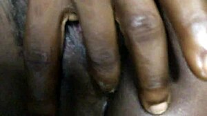 CrazyBitch6 går amok med banan og flaske i hendes røvhul!