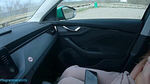 Mlada ujeta pri masturbaciji na javnem parkirišču, OMG! 😱