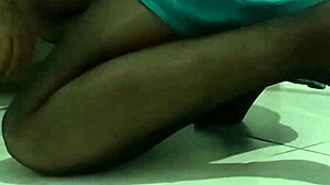 Turecka macocha w pończochach drażni erotycznymi nogami