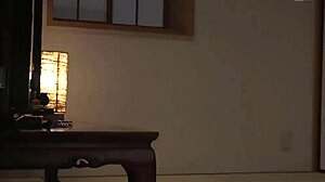 Ibu tiri dan anak berbagi ciuman rahasia