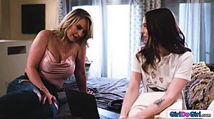 tínedžerka 18+ a nevlastná mama skúmajú špinavé túžby spolu v parnej relácii