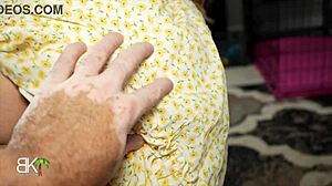 मूर्ख सौतेली माँ VR गेमर सौतेले बेटे की चालाक चाल में फंस जाती है वाइल्ड रोलप्ले में